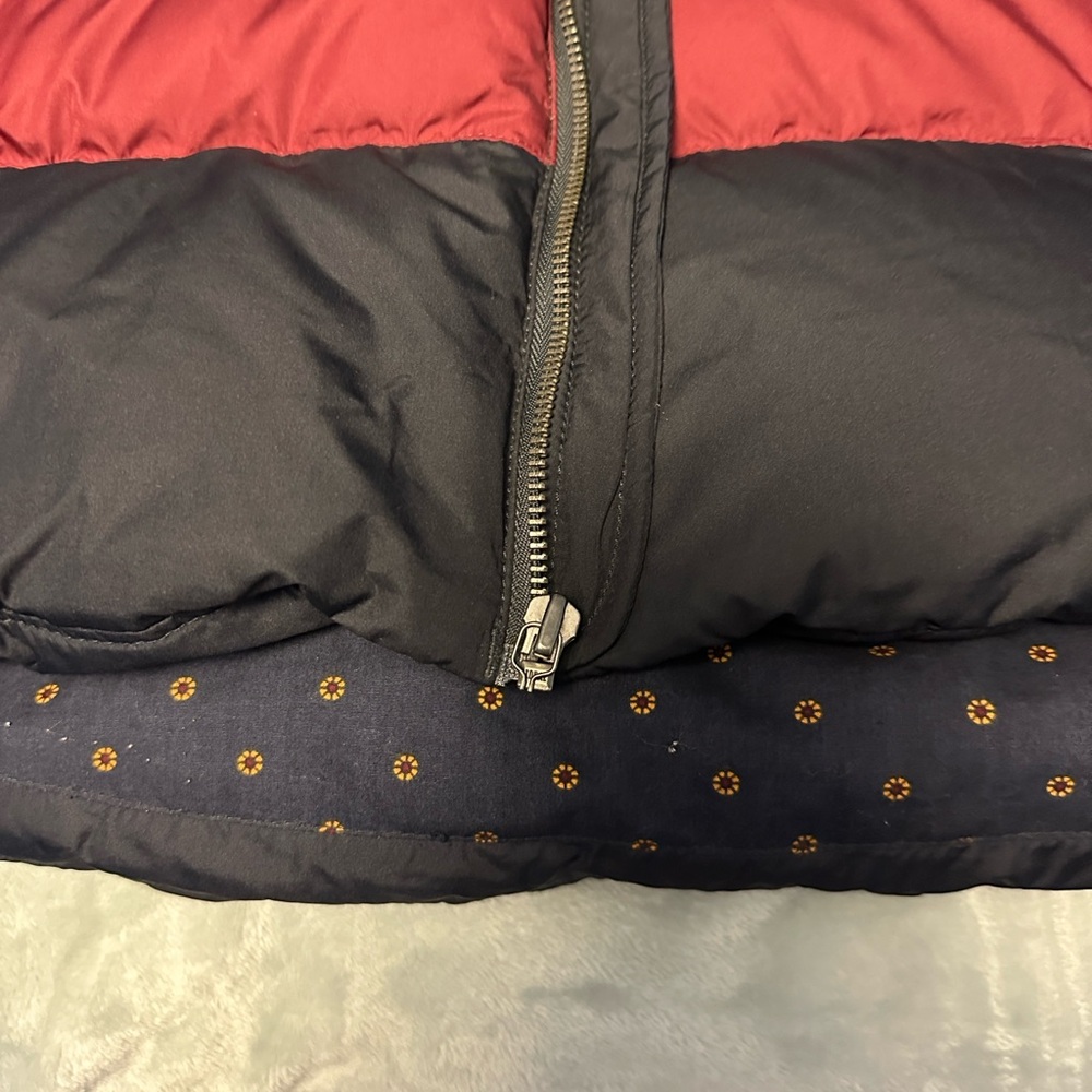 Tommy Hilfiger Men's Black and Red Puffer Vest - Picture 7 of 7